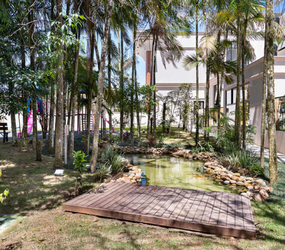 Bosque com lago