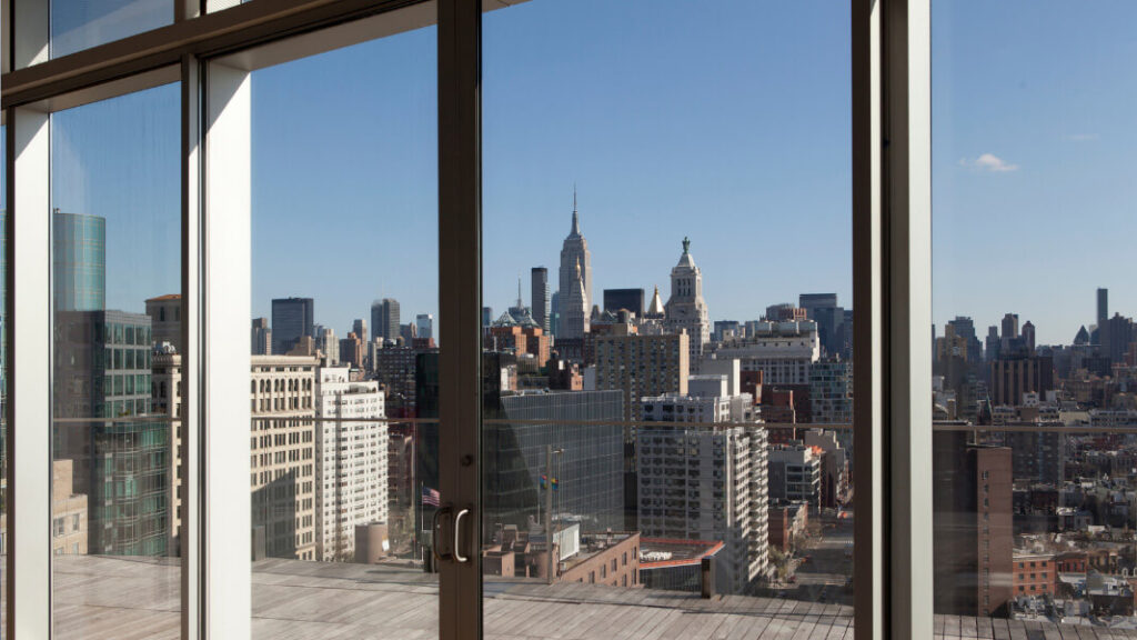 Vista da cidade pela cobertura de um apartamento