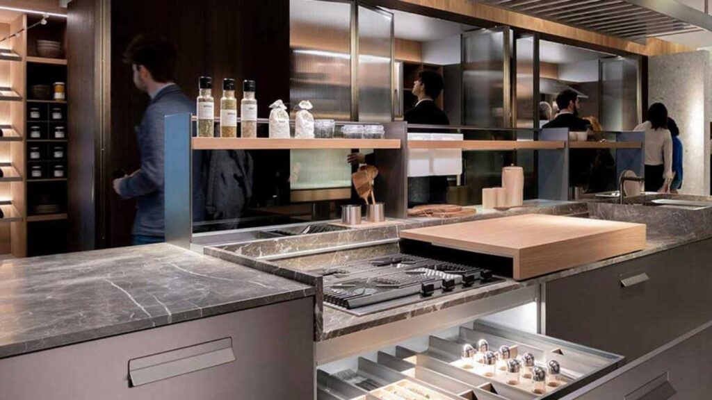 Pessoas visitando a EuroCucina
