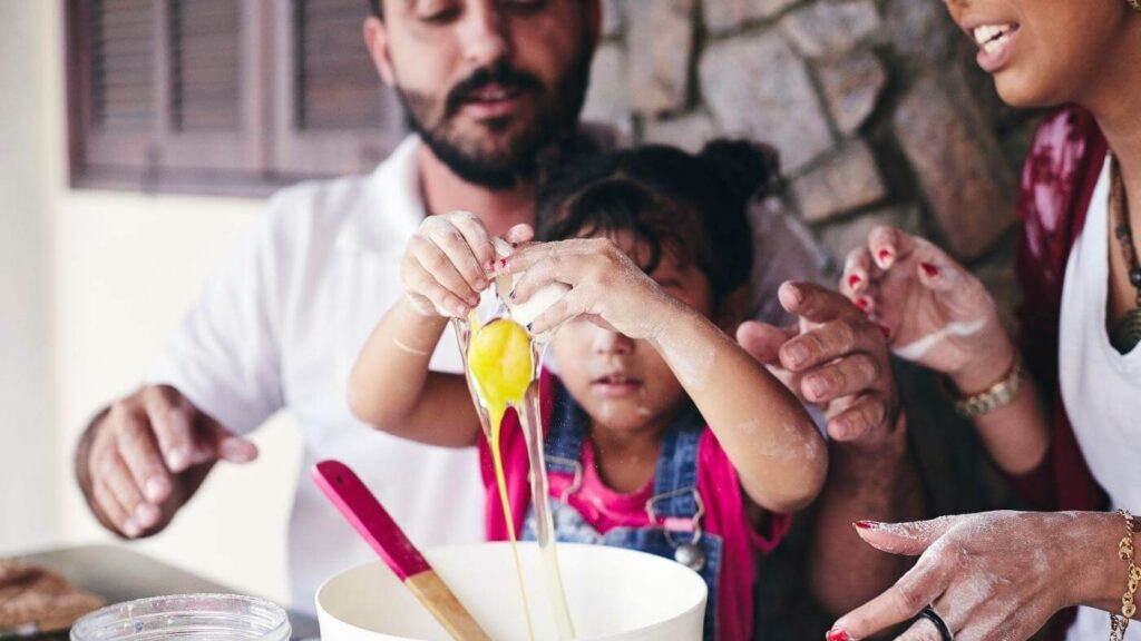 Família cozinhando