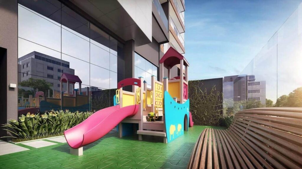 Playground ao ar livre, brinquedos integrados com a casinha infantil e escorregadores coloridos