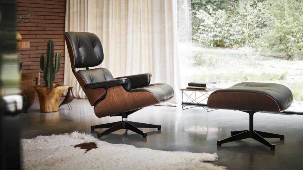Poltrona Eames Lounge Chair, em madeira e couro. Está exposta no Museu de Arte Moderna de Nova York por ser considerada uma obra de arte.