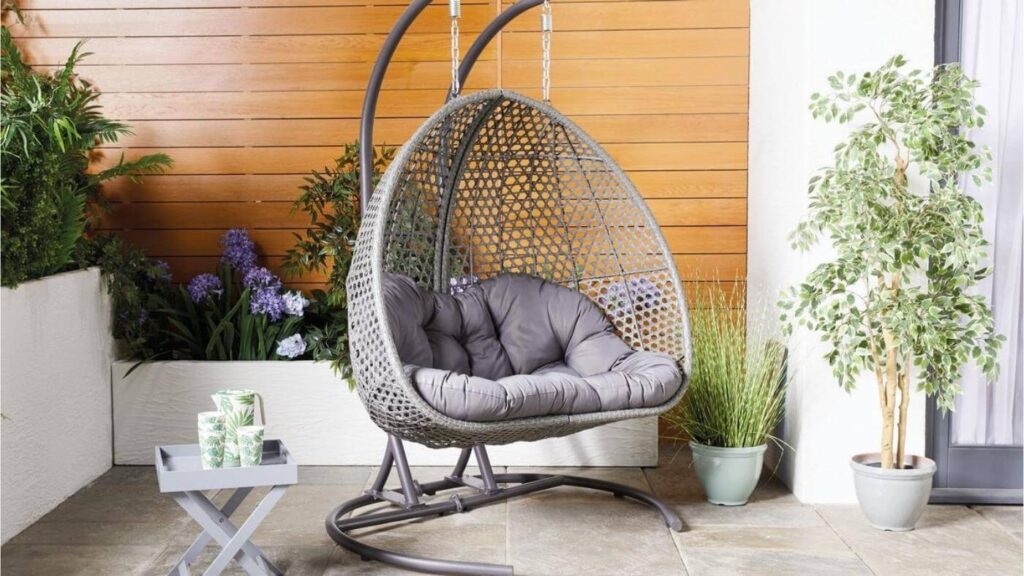 Poltrona Egg Chair, com formato oval, semelhante à cadeira de balanço.