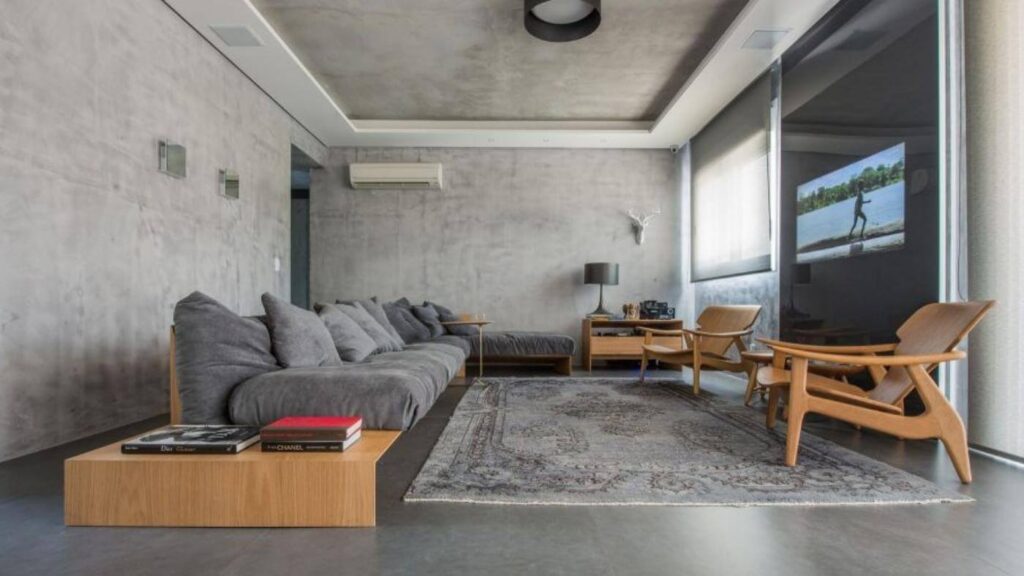 Sala de estar com parede em cimento queimado.