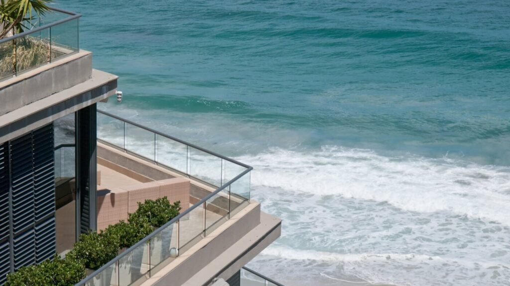 Imóvel de frente para a praia.